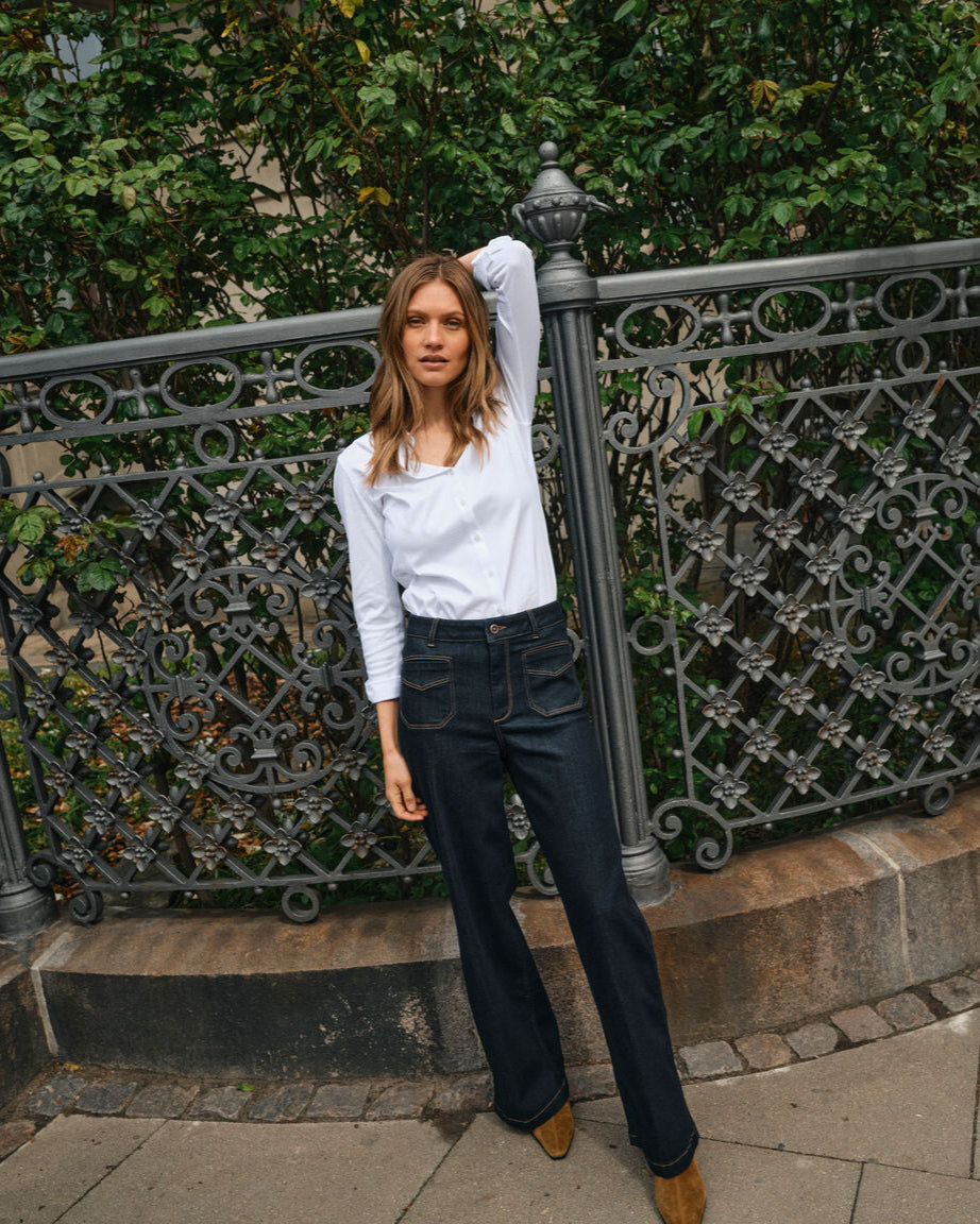 Modelshot / White / Detail